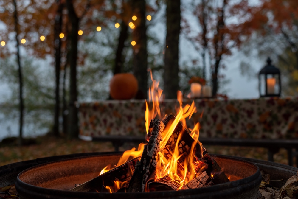 Closeup,of,glowing,outdoor,campfire,in,fall