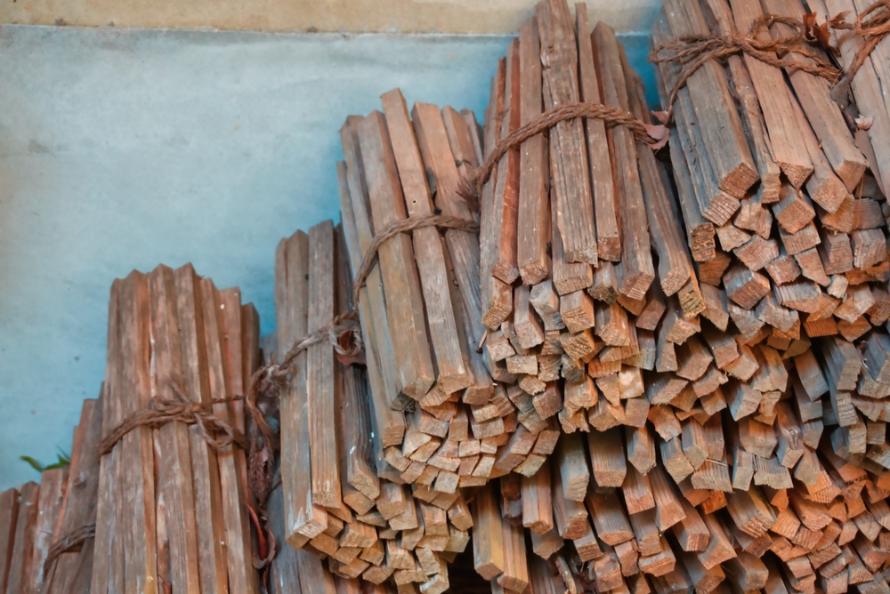 How to Choose the Right Firewood Size: Bundles vs. Bags Explained