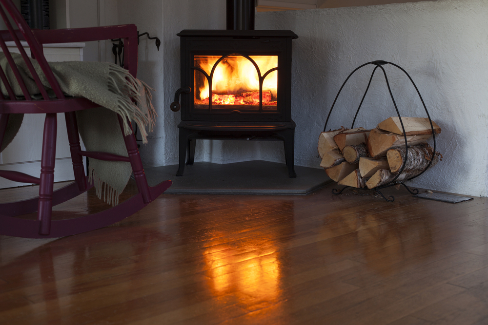 Winter-Ready Firewood: How Firewood Racks and Smokeless Stoves Improve Comfort & Clean Burning